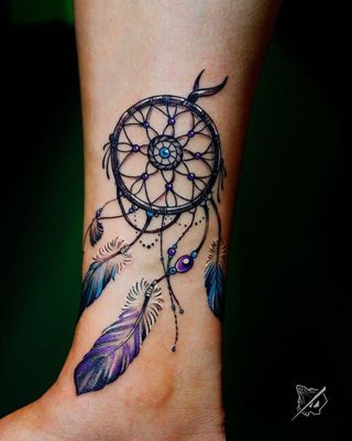  Tatouage attrape rêve avec des plumes bleues et violettes sur la cheville